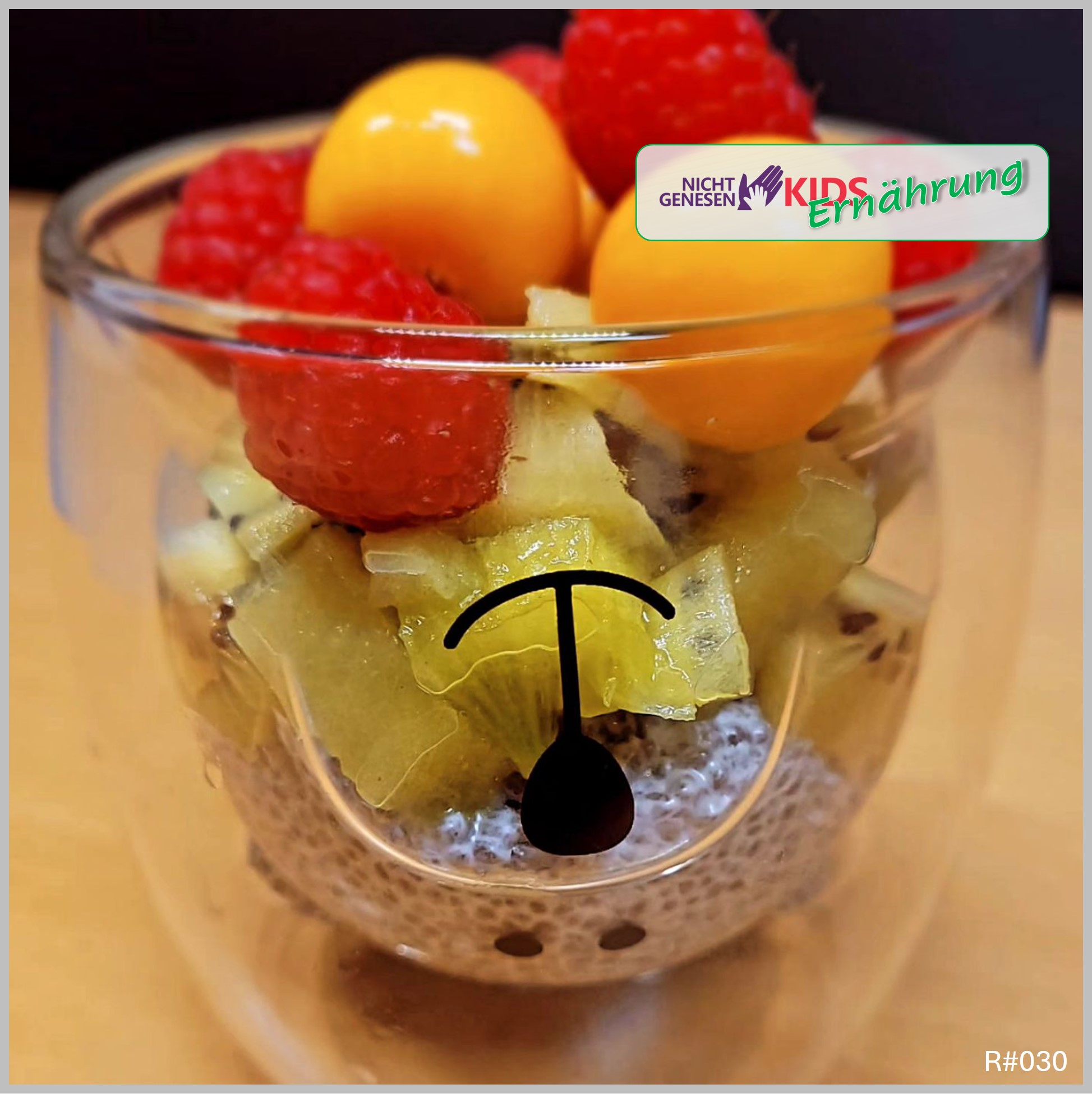 Chia-Pudding mit Kokosmilch und Frucht-Toppings