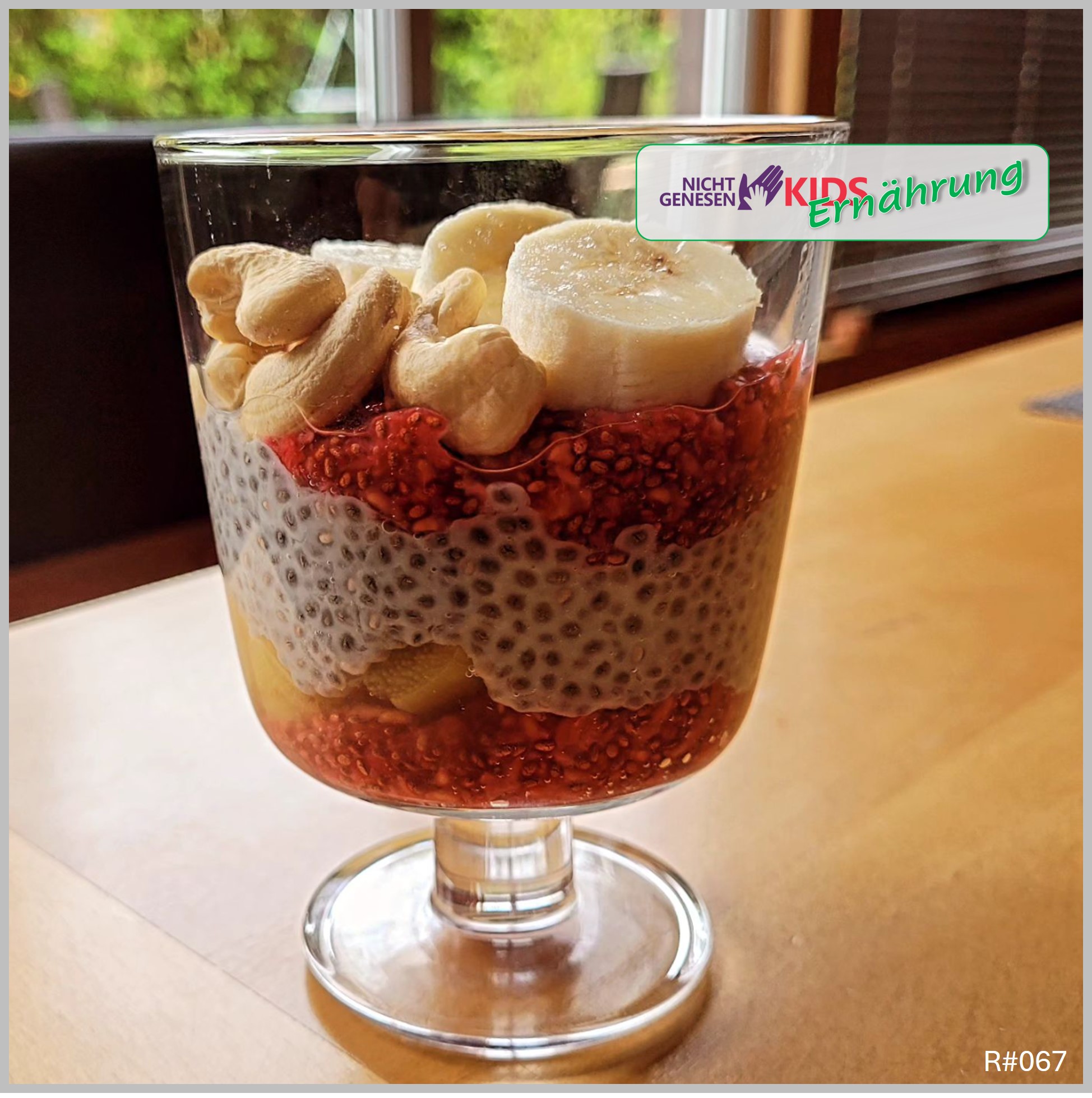 Geschichteter Chia-Pudding mit Himbeeren und Rhabarberkompott