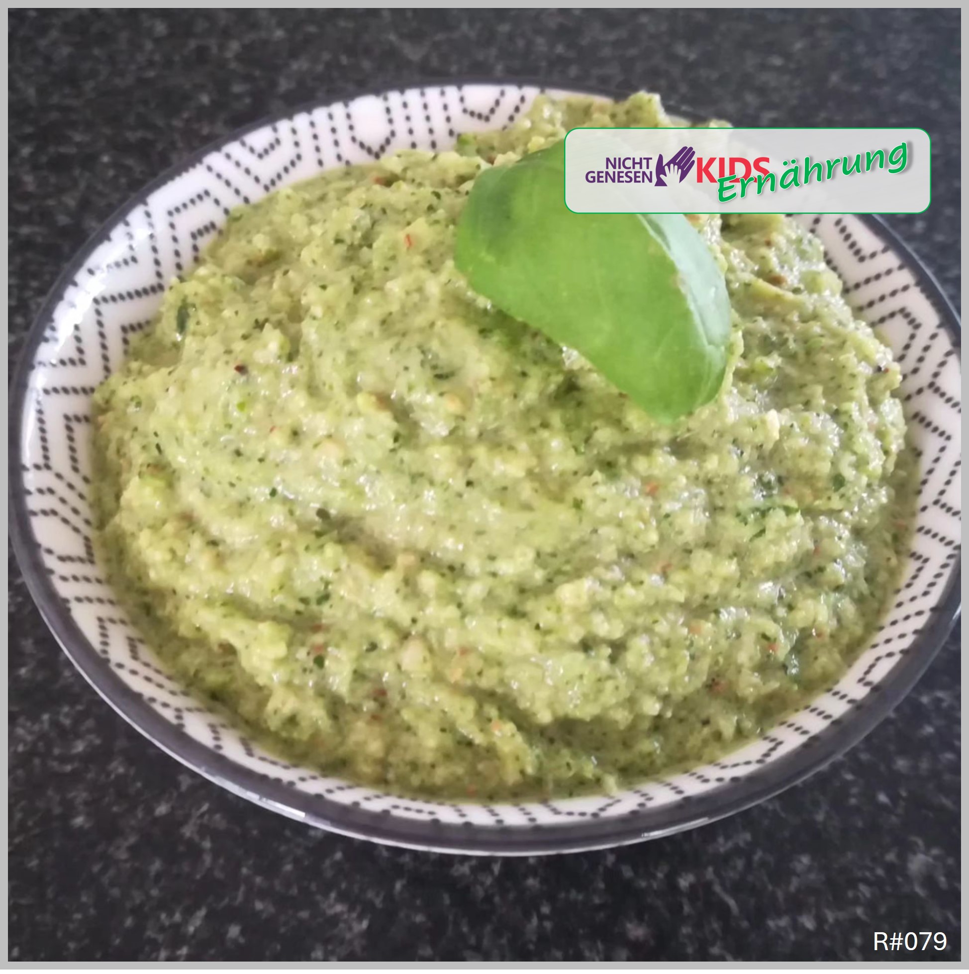 Grünes Zucchini-Feldsalat-Pesto