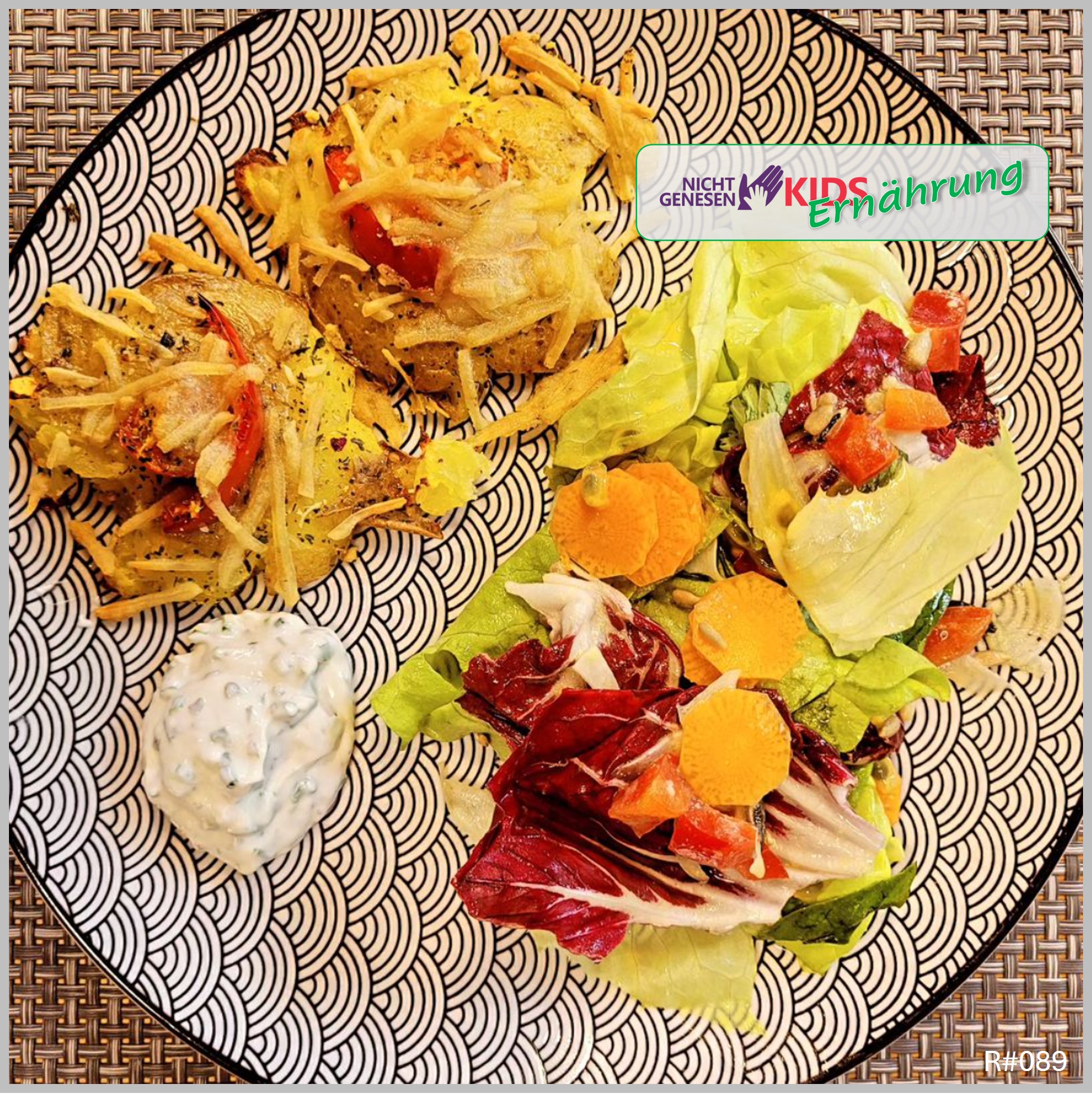 Pizza-Quetschkartoffeln mit gemischtem Salat und Maracuja-Dressing