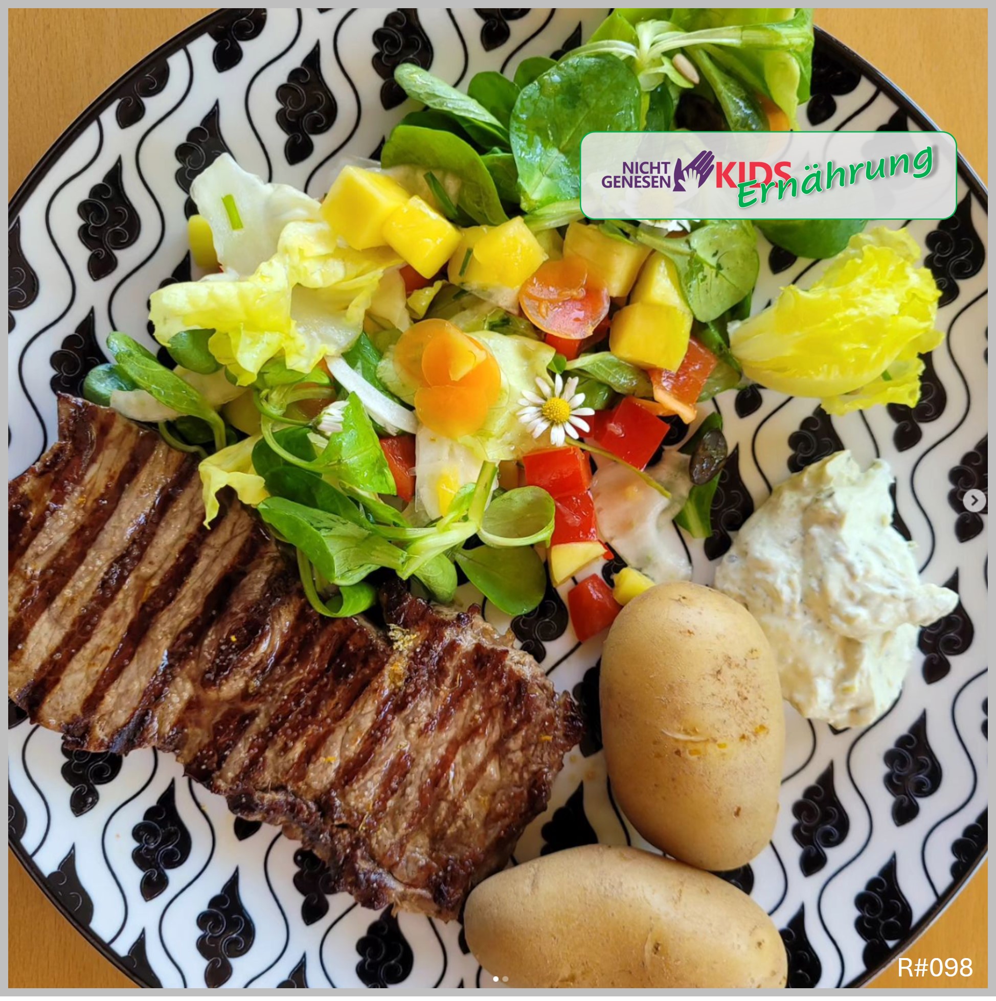 Filetsteak, bunter Salat mit Gänseblümchen und Pellkartoffeln mit veganer Cashew-Pestocreme