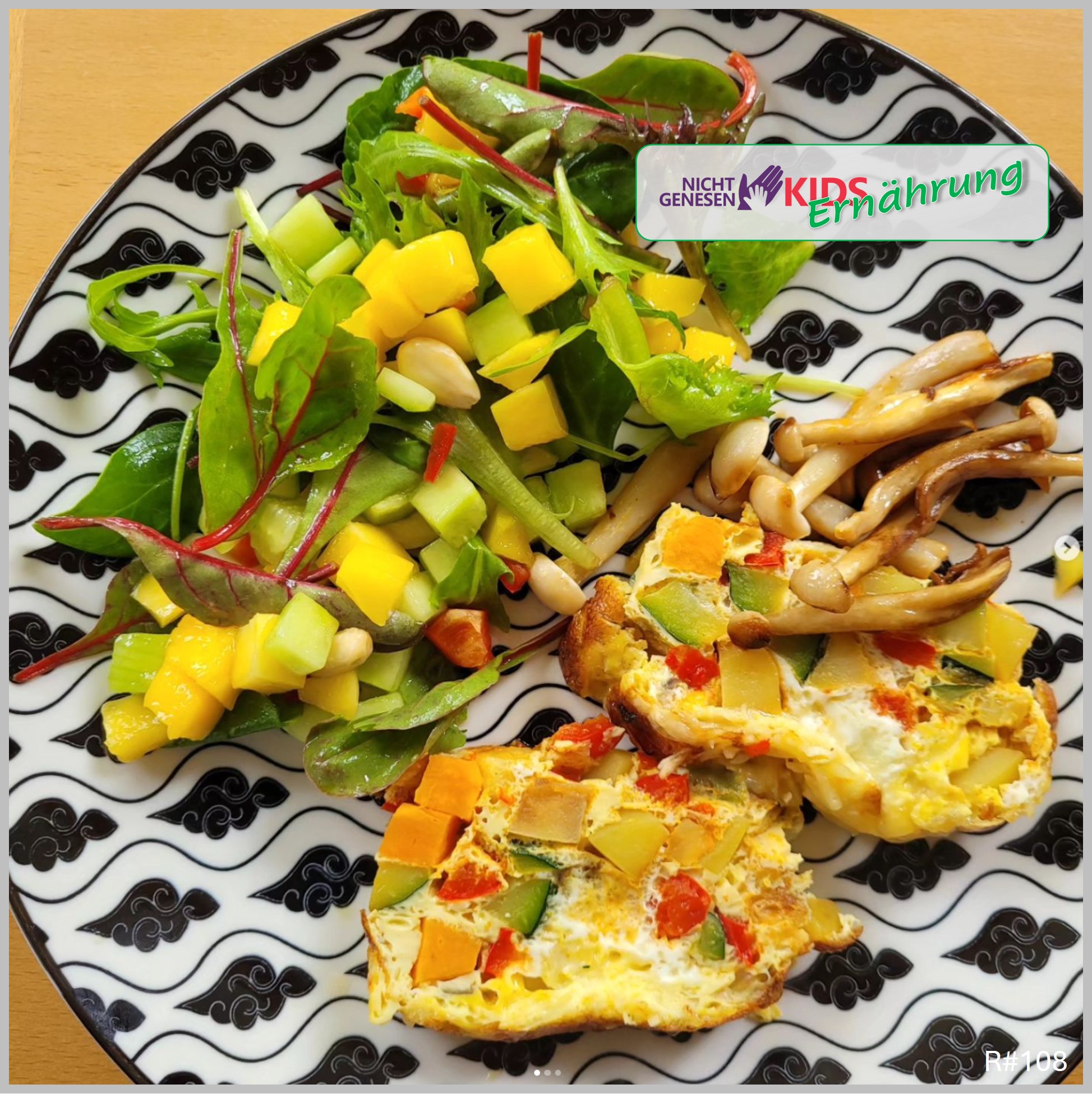 Bunte Gemüse-Tortilla mit veganem Mozzarella, Pflücksalat mit Mango und gebratenen Pilzen